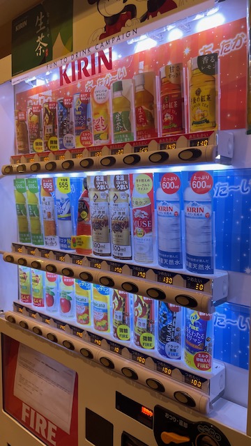 自動販売機（1Fフロント手前）